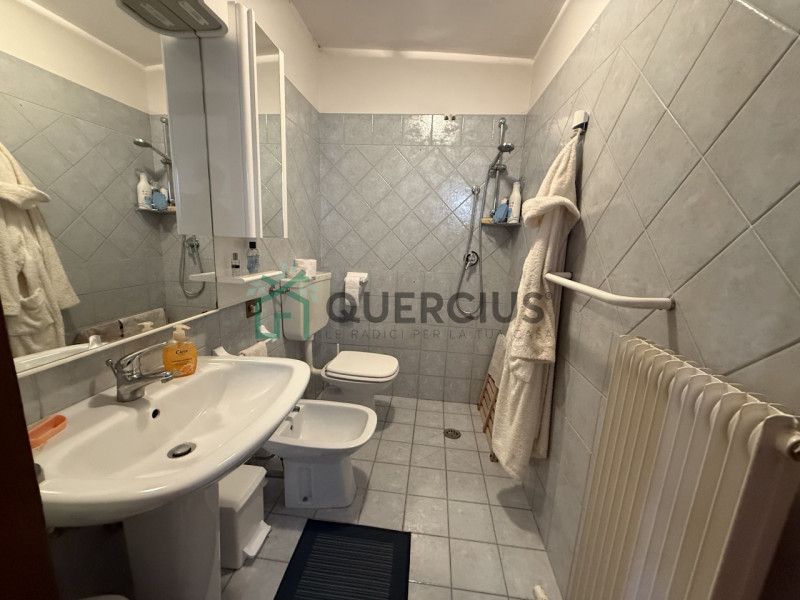 In bellissima zona residenziale, immersa nel verde, proponiamo in vendita meravigliosa villa sing...