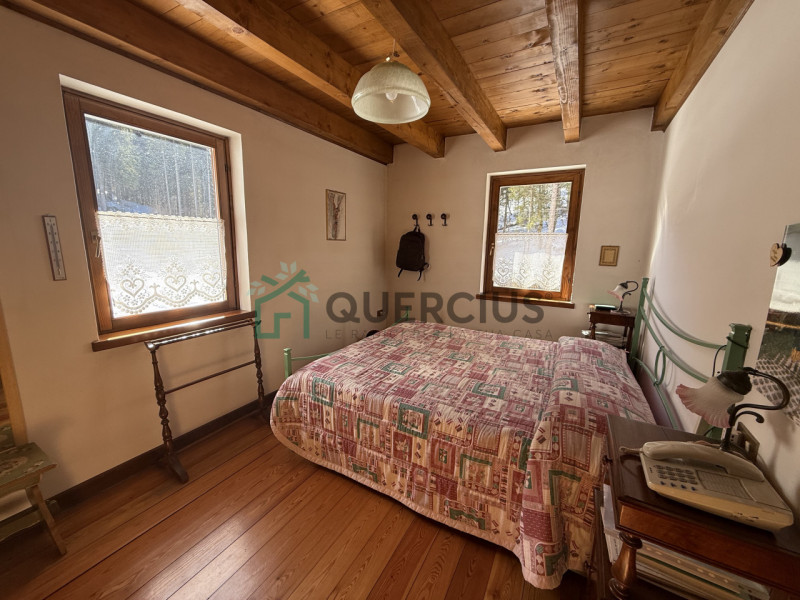 In bellissima zona residenziale, immersa nel verde, proponiamo in vendita meravigliosa villa sing...