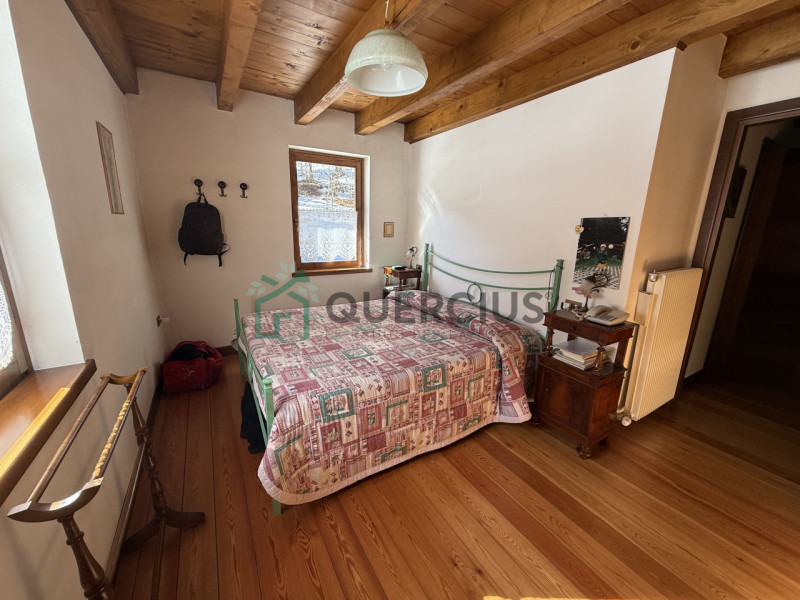 In bellissima zona residenziale, immersa nel verde, proponiamo in vendita meravigliosa villa sing...