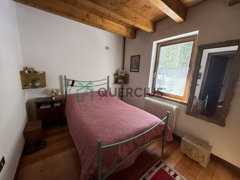 In bellissima zona residenziale, immersa nel verde, proponiamo in vendita meravigliosa villa sing...