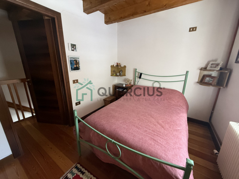 In bellissima zona residenziale, immersa nel verde, proponiamo in vendita meravigliosa villa sing...