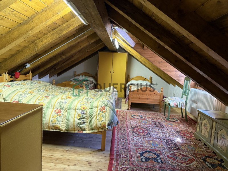 In bellissima zona residenziale, immersa nel verde, proponiamo in vendita meravigliosa villa sing...