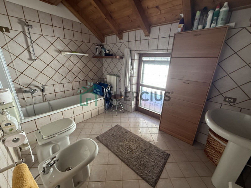 In bellissima zona residenziale, immersa nel verde, proponiamo in vendita meravigliosa villa sing...