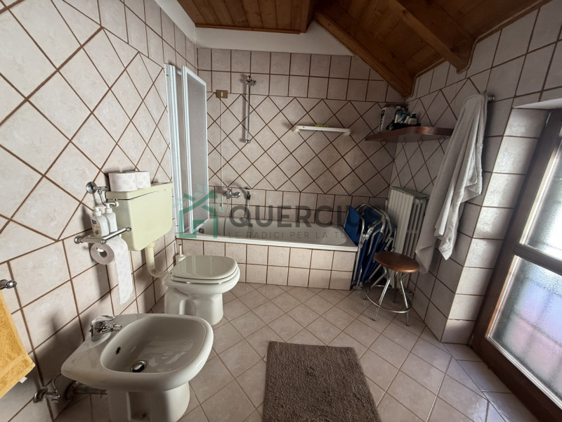 In bellissima zona residenziale, immersa nel verde, proponiamo in vendita meravigliosa villa sing...