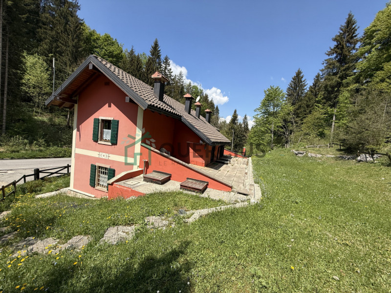 In bellissima zona residenziale, immersa nel verde, proponiamo in vendita meravigliosa villa sing...