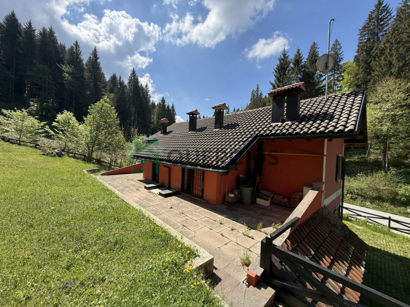 In bellissima zona residenziale, immersa nel verde, proponiamo in vendita meravigliosa villa sing...