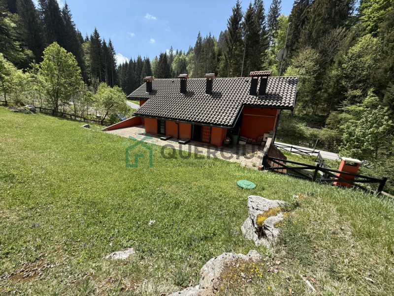 In bellissima zona residenziale, immersa nel verde, proponiamo in vendita meravigliosa villa sing...