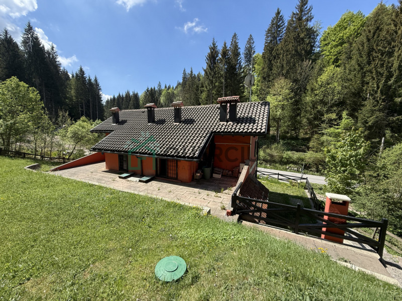 In bellissima zona residenziale, immersa nel verde, proponiamo in vendita meravigliosa villa sing...