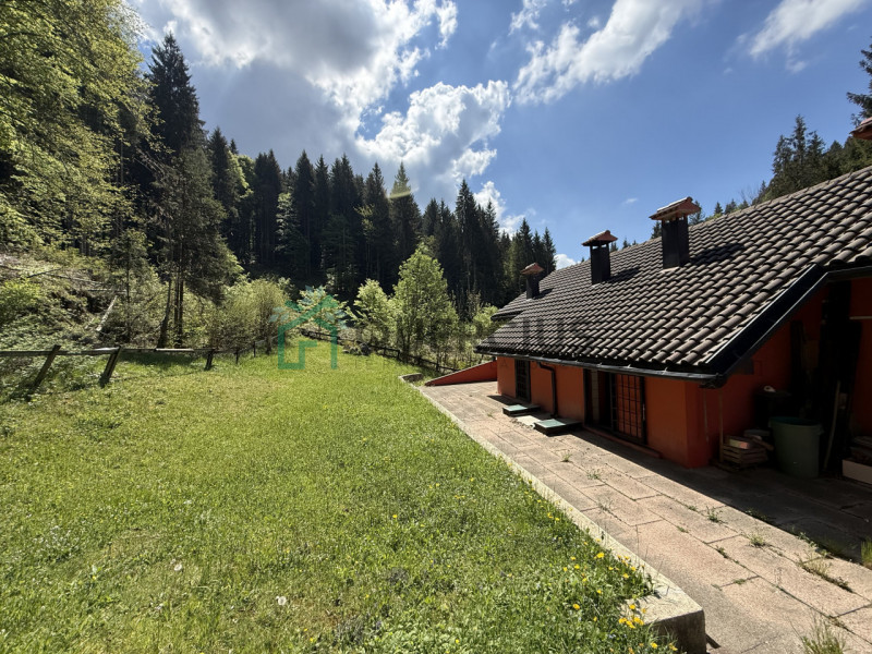 In bellissima zona residenziale, immersa nel verde, proponiamo in vendita meravigliosa villa sing...