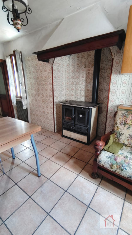 Casale singolo da ristrutturare in vendita nel Comune di Giavera del Montello, nella suggestiva z...