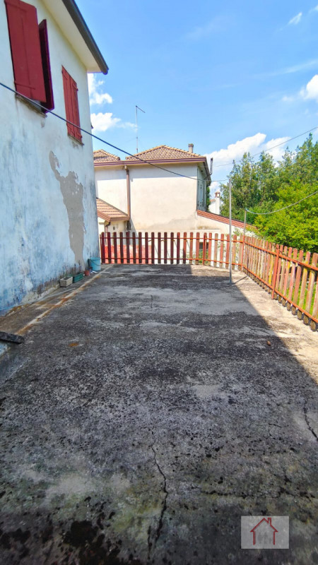 Casale singolo da ristrutturare in vendita nel Comune di Giavera del Montello, nella suggestiva z...