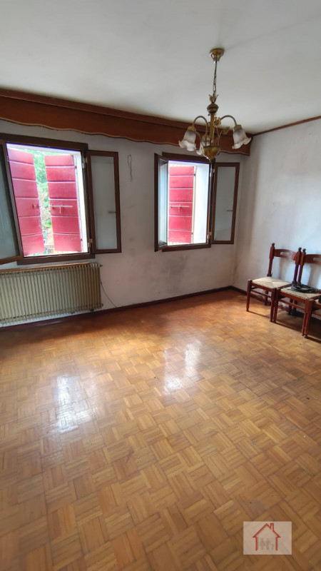 Casale singolo da ristrutturare in vendita nel Comune di Giavera del Montello, nella suggestiva z...