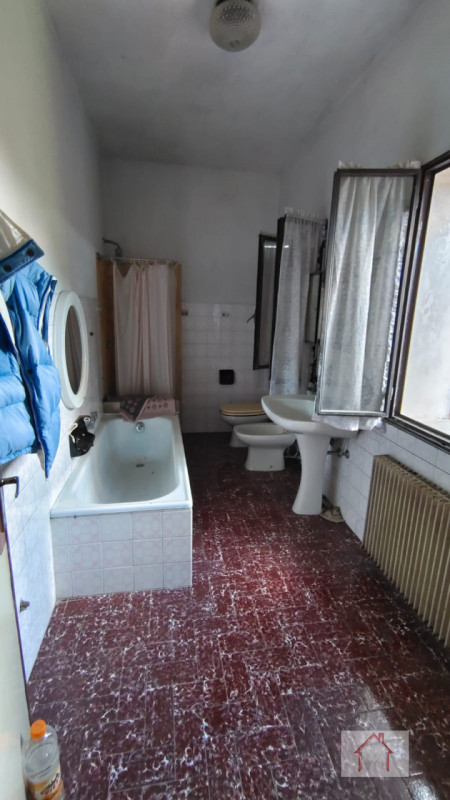 Casale singolo da ristrutturare in vendita nel Comune di Giavera del Montello, nella suggestiva z...