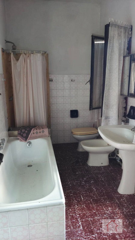 Casale singolo da ristrutturare in vendita nel Comune di Giavera del Montello, nella suggestiva z...