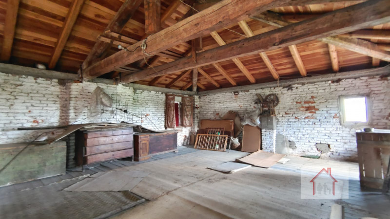 Casale singolo da ristrutturare in vendita nel Comune di Giavera del Montello, nella suggestiva z...