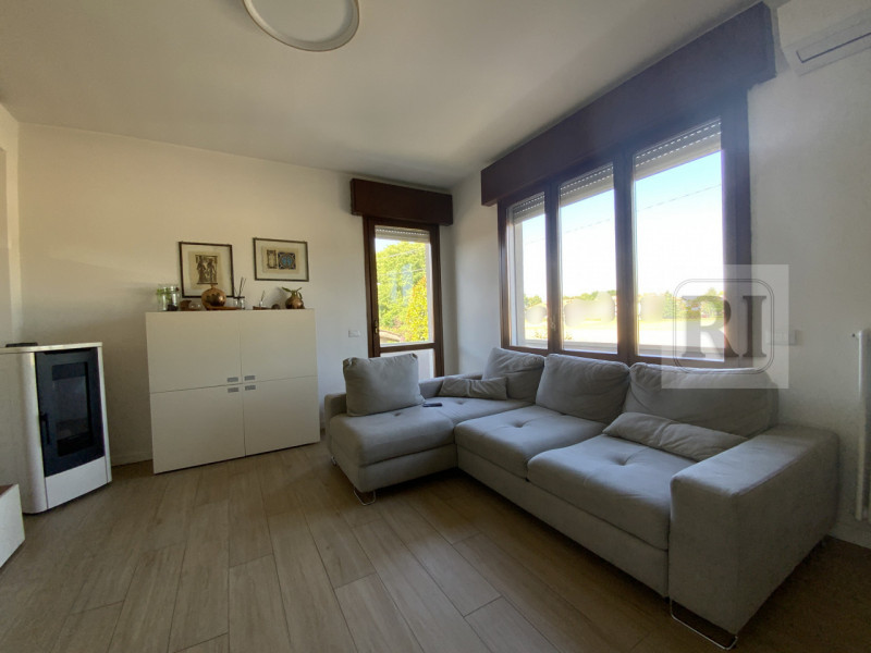 Proponiamo in vendita una splendida casa singola di circa 230 mq completamente ristrutturata, sit...