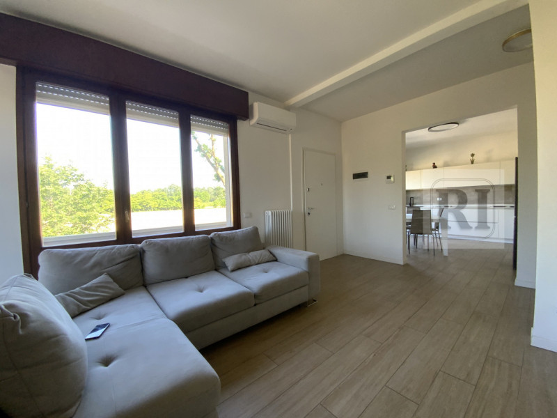 Proponiamo in vendita una splendida casa singola di circa 230 mq completamente ristrutturata, sit...
