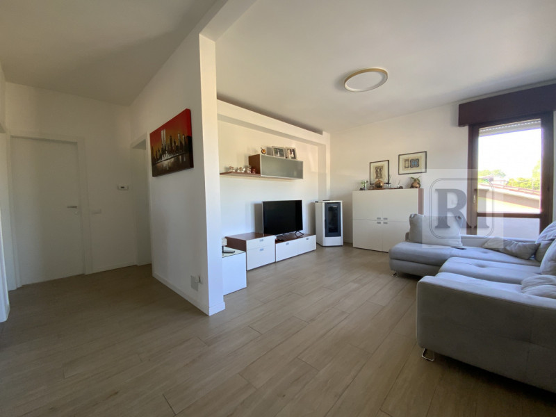 Proponiamo in vendita una splendida casa singola di circa 230 mq completamente ristrutturata, sit...