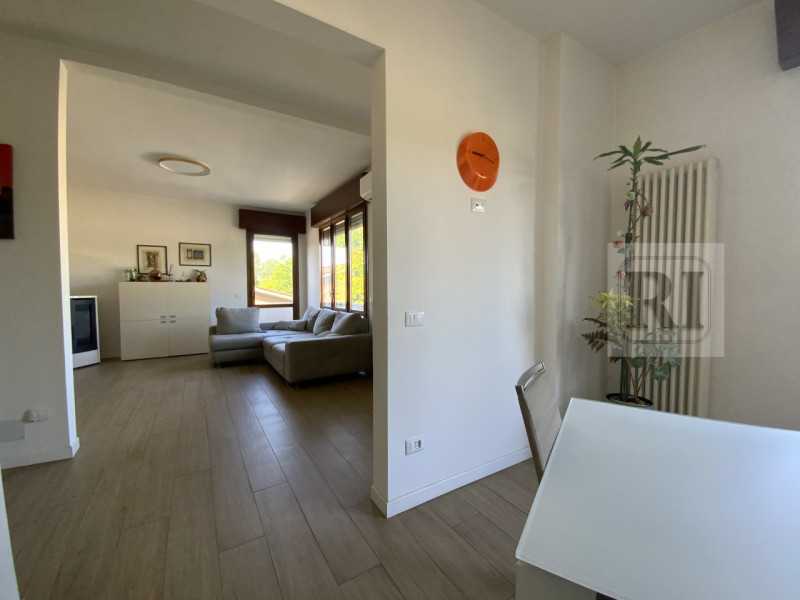 Proponiamo in vendita una splendida casa singola di circa 230 mq completamente ristrutturata, sit...