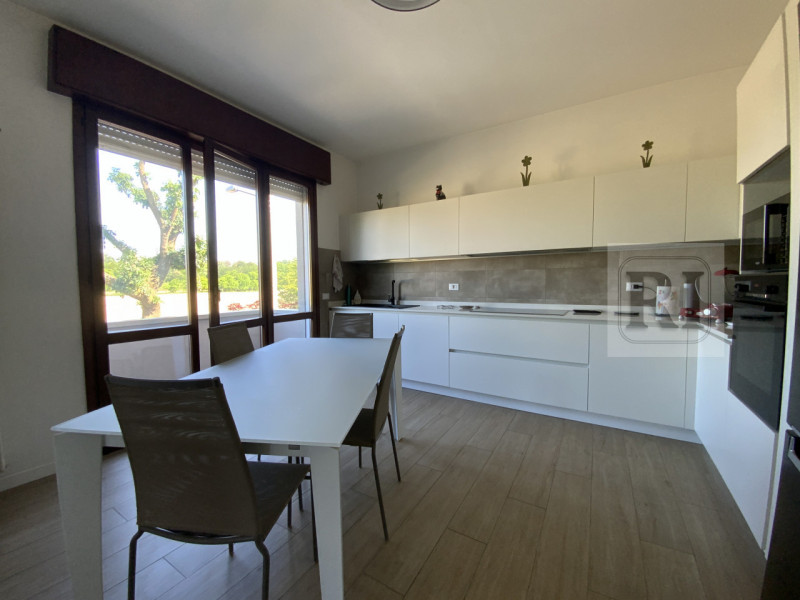 Proponiamo in vendita una splendida casa singola di circa 230 mq completamente ristrutturata, sit...