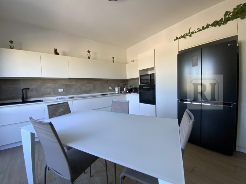 Proponiamo in vendita una splendida casa singola di circa 230 mq completamente ristrutturata, sit...