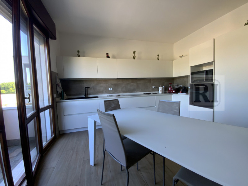 Proponiamo in vendita una splendida casa singola di circa 230 mq completamente ristrutturata, sit...