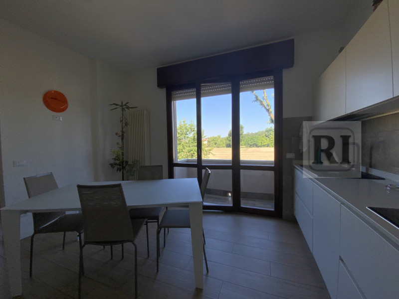 Proponiamo in vendita una splendida casa singola di circa 230 mq completamente ristrutturata, sit...