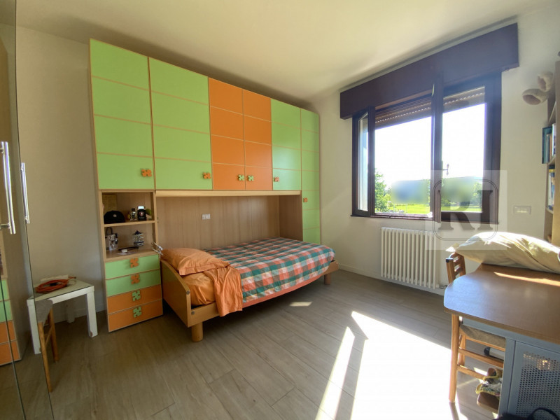 Proponiamo in vendita una splendida casa singola di circa 230 mq completamente ristrutturata, sit...