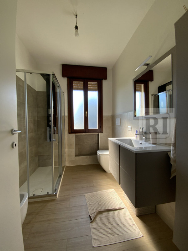 Proponiamo in vendita una splendida casa singola di circa 230 mq completamente ristrutturata, sit...