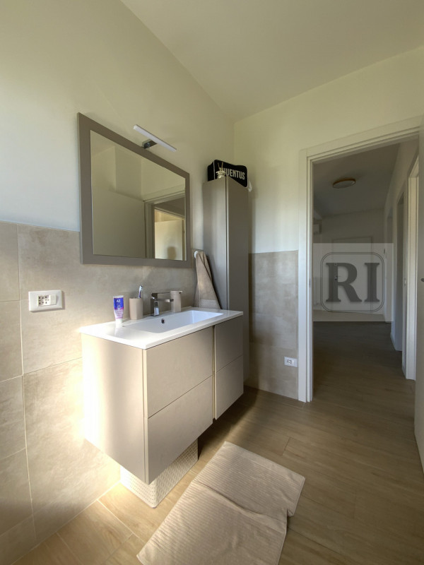 Proponiamo in vendita una splendida casa singola di circa 230 mq completamente ristrutturata, sit...