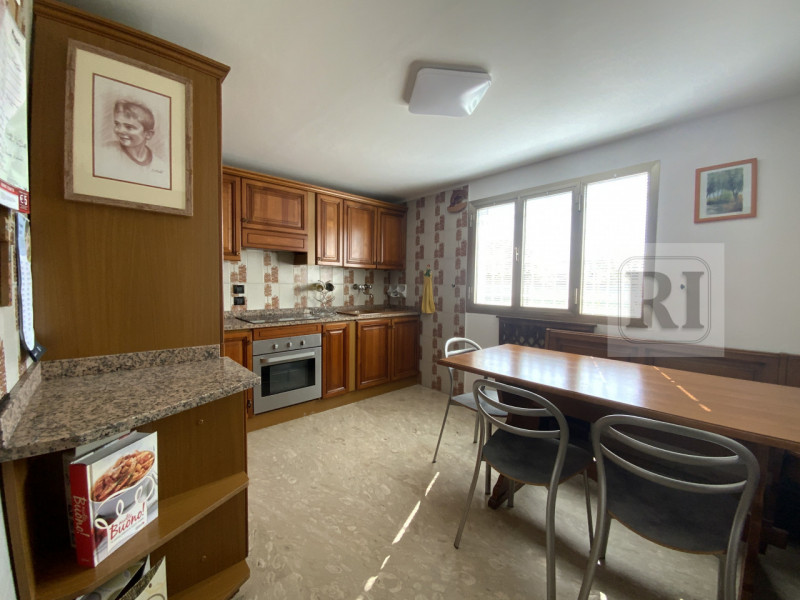 Proponiamo in vendita una splendida casa singola di circa 230 mq completamente ristrutturata, sit...