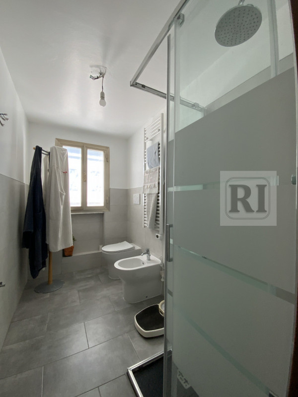 Proponiamo in vendita una splendida casa singola di circa 230 mq completamente ristrutturata, sit...
