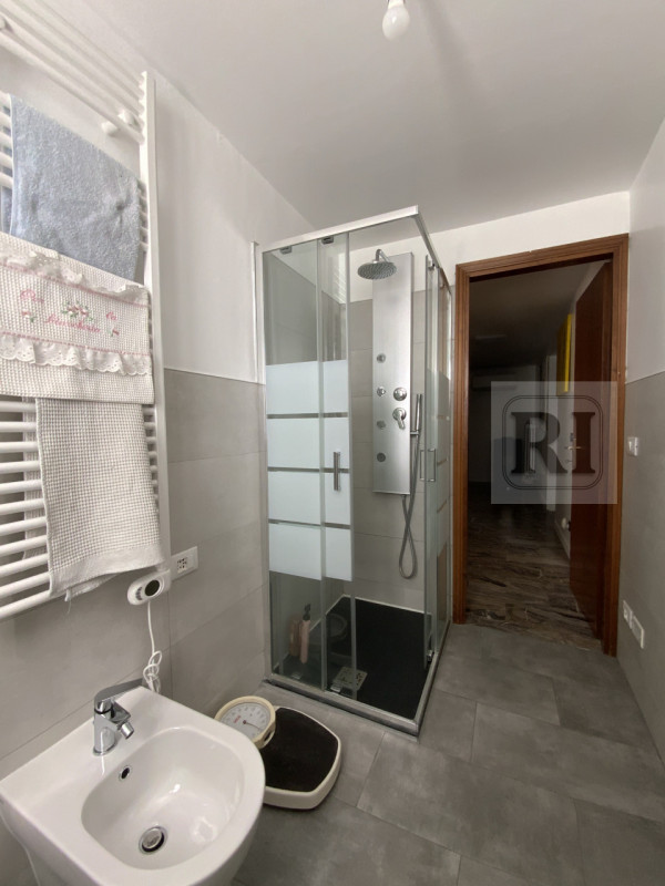 Proponiamo in vendita una splendida casa singola di circa 230 mq completamente ristrutturata, sit...