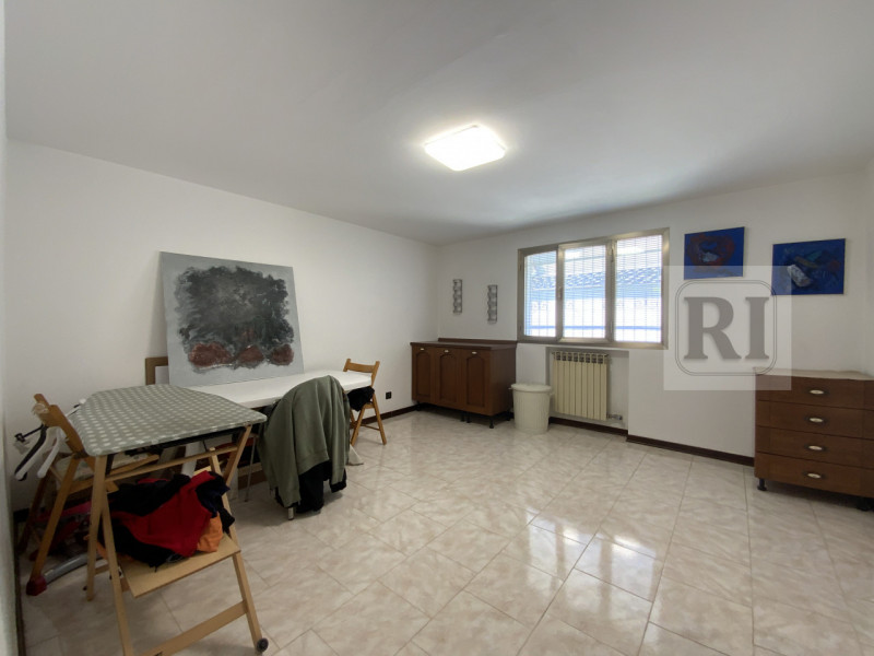 Proponiamo in vendita una splendida casa singola di circa 230 mq completamente ristrutturata, sit...