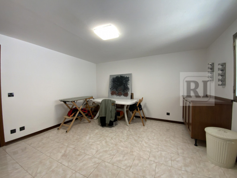Proponiamo in vendita una splendida casa singola di circa 230 mq completamente ristrutturata, sit...