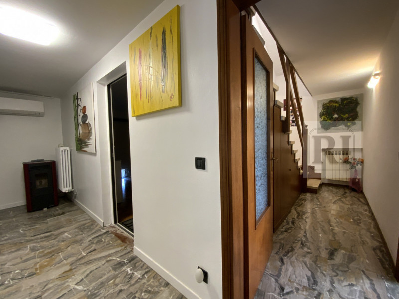 Proponiamo in vendita una splendida casa singola di circa 230 mq completamente ristrutturata, sit...