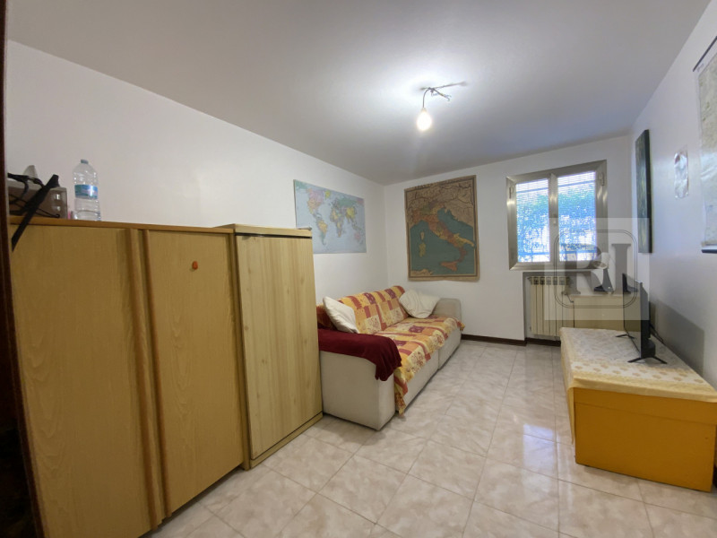 Proponiamo in vendita una splendida casa singola di circa 230 mq completamente ristrutturata, sit...