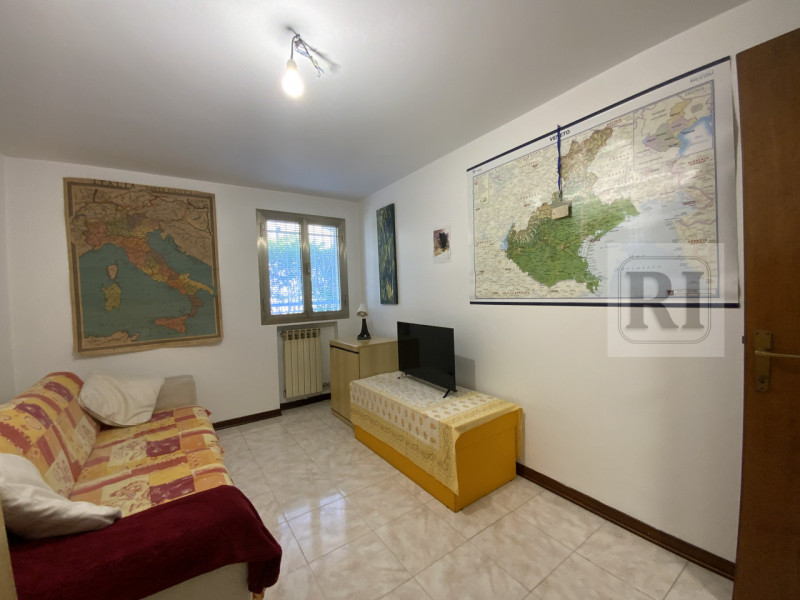 Proponiamo in vendita una splendida casa singola di circa 230 mq completamente ristrutturata, sit...