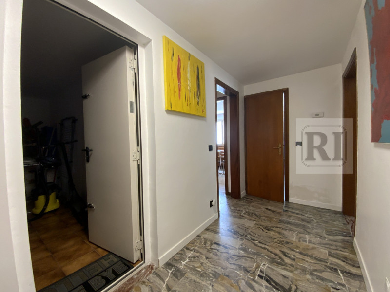 Proponiamo in vendita una splendida casa singola di circa 230 mq completamente ristrutturata, sit...