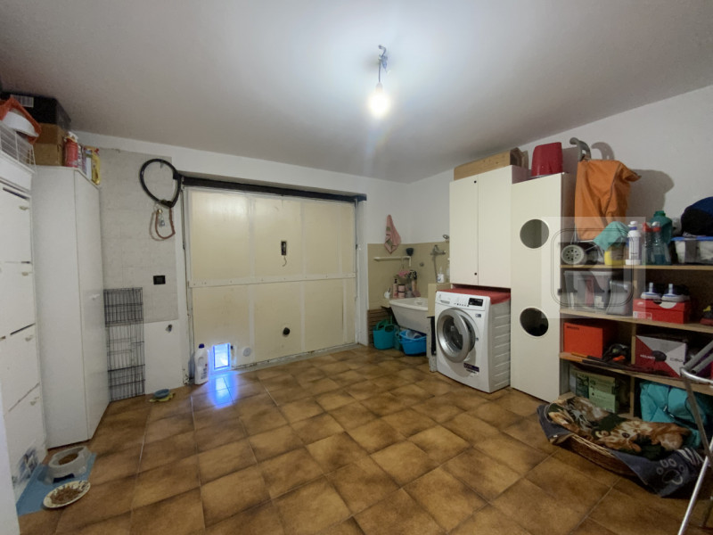 Proponiamo in vendita una splendida casa singola di circa 230 mq completamente ristrutturata, sit...