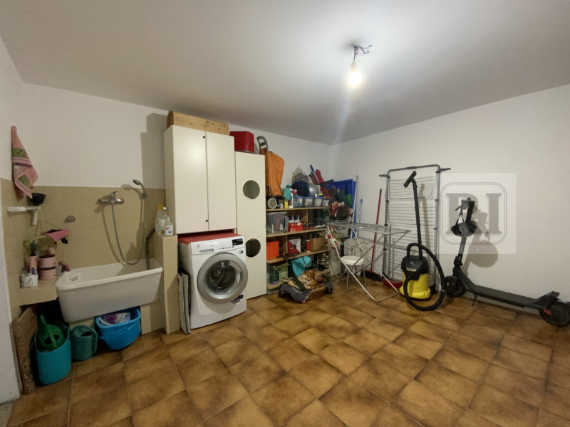 Proponiamo in vendita una splendida casa singola di circa 230 mq completamente ristrutturata, sit...