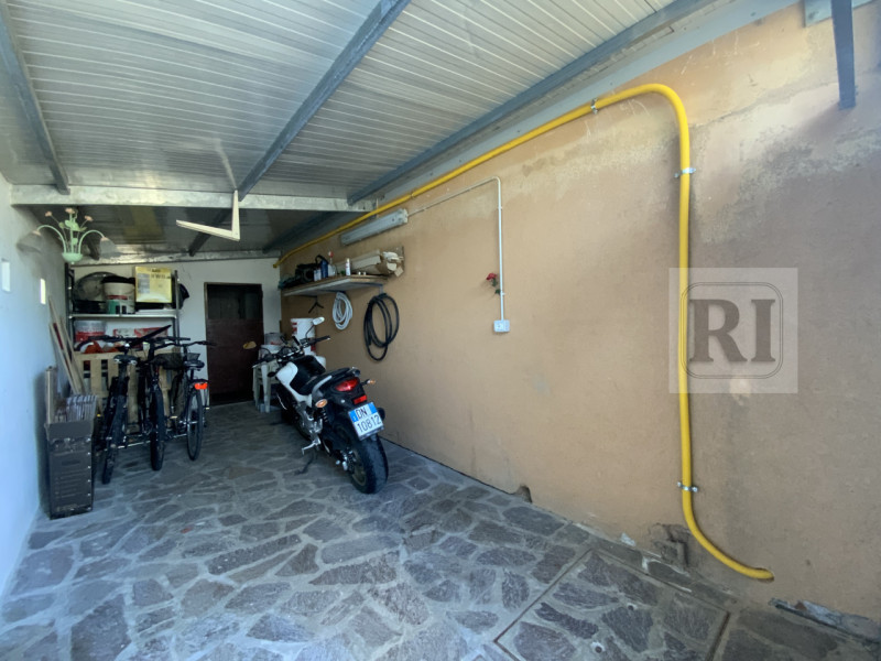 Proponiamo in vendita una splendida casa singola di circa 230 mq completamente ristrutturata, sit...