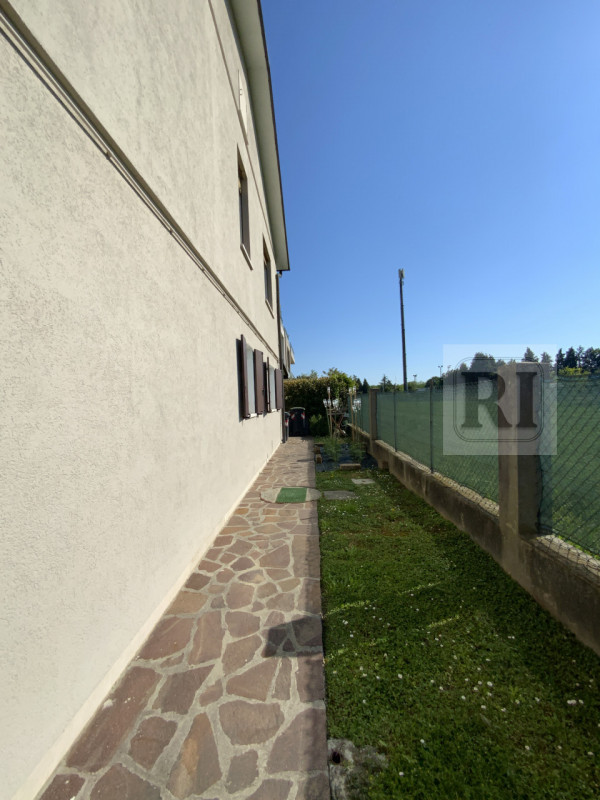 Proponiamo in vendita una splendida casa singola di circa 230 mq completamente ristrutturata, sit...