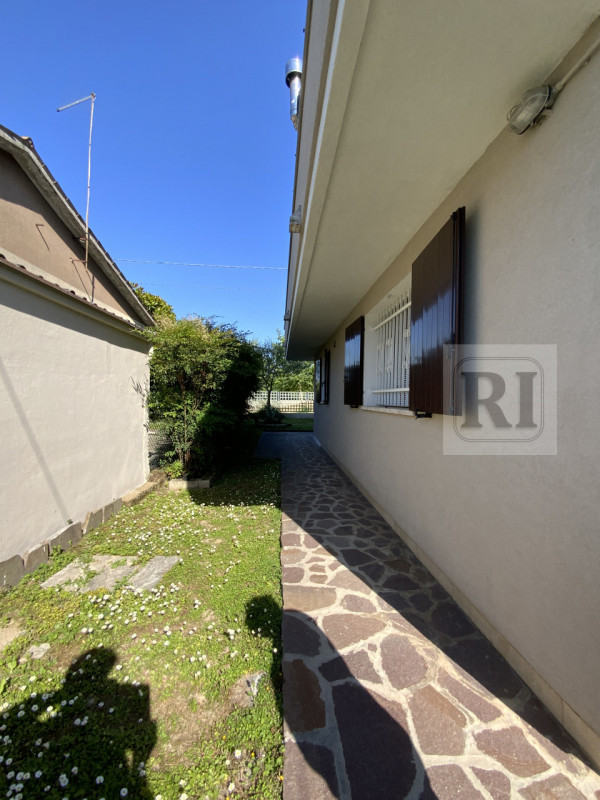 Proponiamo in vendita una splendida casa singola di circa 230 mq completamente ristrutturata, sit...