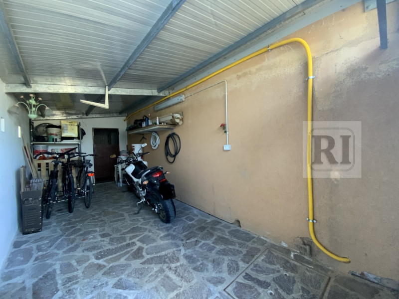 Proponiamo in vendita una splendida casa singola di circa 230 mq completamente ristrutturata, sit...