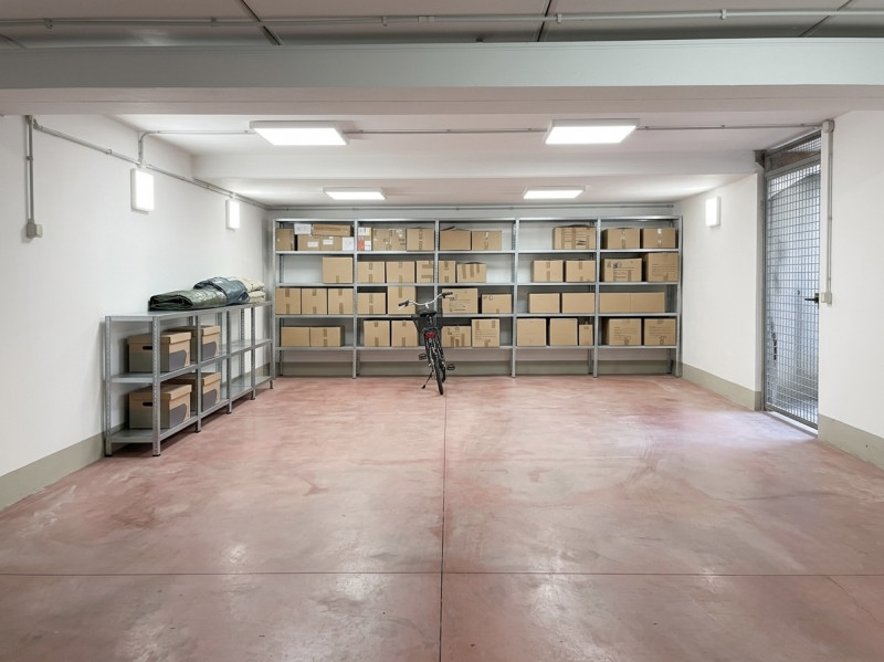 (Per INFO Monica 3482688677) Proponiamo in affitto un raro e spazioso garage doppio situato nella...