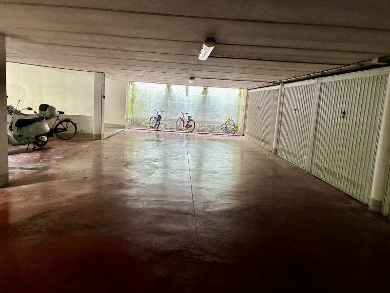 (Per info Monica 3482688677) Proponiamo in affitto un raro e spazioso garage doppio situato nella...