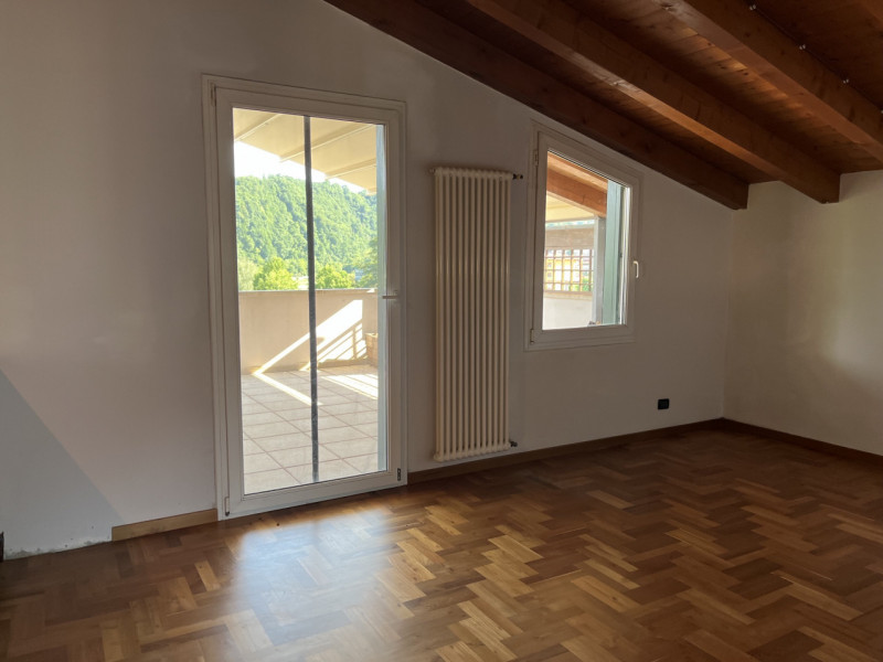 Zona Maglio di Sopra, molto soleggiata e con vista panoramica, comoda a tutti i servizi, e facilm...