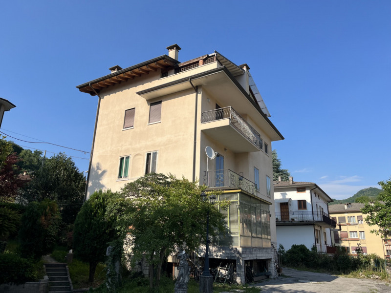 Zona Maglio di Sopra, molto soleggiata e con vista panoramica, comoda a tutti i servizi, e facilm...