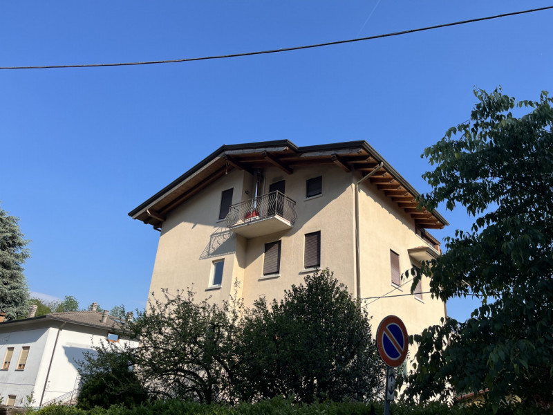 Zona Maglio di Sopra, molto soleggiata e con vista panoramica, comoda a tutti i servizi, e facilm...